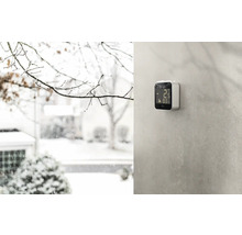 Eve Wetterstation an der Wand mit Außenansicht im Winter