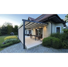 Terrasse mit Pergola, Sitzgruppe und Haus im Hintergrund