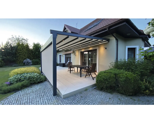 Terrasse mit Pergola, Sitzgruppe und Haus im Hintergrund