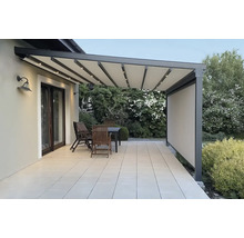 Terrasse mit Pergola, Terrassenmöbeln und seitlichem Sichtschutz
