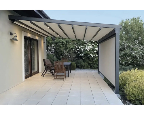 Terrasse mit Pergola, Terrassenmöbeln und seitlichem Sichtschutz