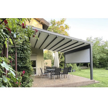 Terrasse mit Lamellenüberdachung und Gartenmöbeln