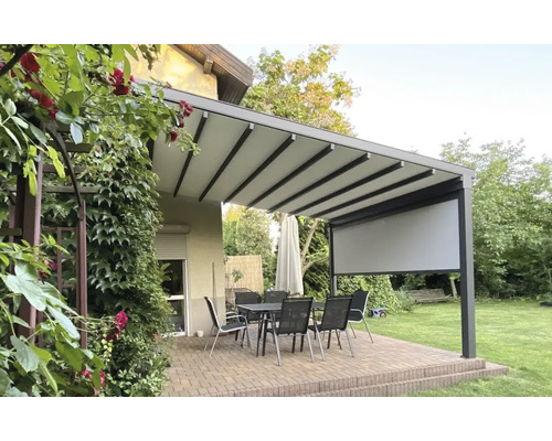 Terrasse mit Lamellenüberdachung und Gartenmöbeln