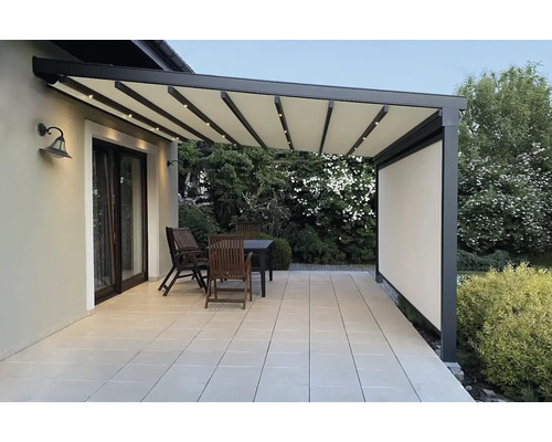 Terrasse mit Pergola, Tisch und Stühlen