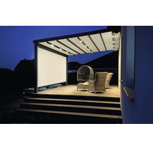 Beleuchtete Terrassenüberdachung mit Sichtschutzwand und Sitzmöbeln auf einer Holzterrasse