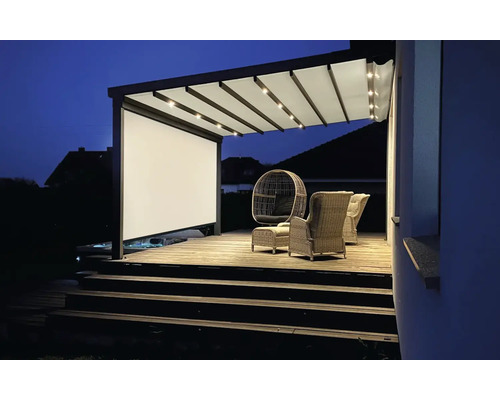 Beleuchtete Terrassenüberdachung mit Sichtschutzwand und Sitzmöbeln auf einer Holzterrasse