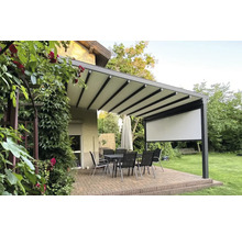 Terrassenüberdachung mit Sitzgruppe im Garten.