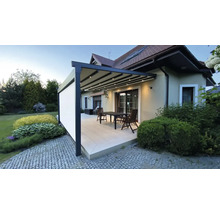 Terrasse mit Pergola, Terrassenmöbeln und Garten im Hintergrund