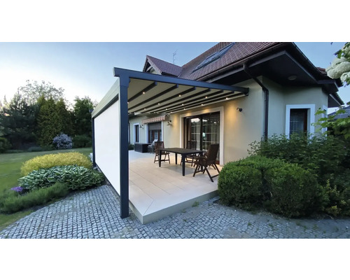 Terrasse mit Pergola, Terrassenmöbeln und Garten im Hintergrund