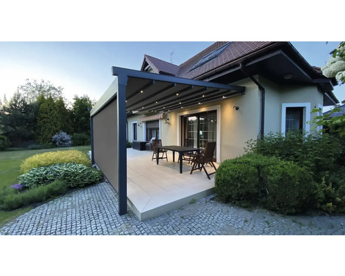 Terrassenüberdachung mit Beleuchtung und Möbeln auf einer Terrasse neben einem Haus