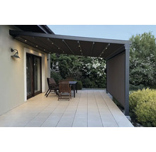 Terrasse mit Lamellenüberdachung, Tisch und Stühlen