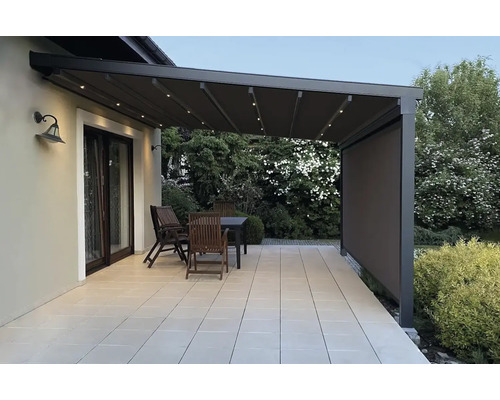Terrasse mit Lamellenüberdachung, Tisch und Stühlen
