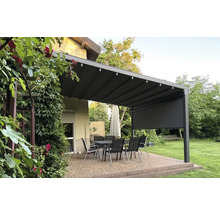 Pergola mit Markise, Tisch und Stühlen im Garten.