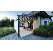 Terrasse mit Pergola, Sitzgruppe und seitlichem Windschutz am Wohnhaus