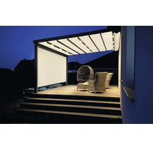 Beleuchtete Terrassenüberdachung mit Leinwand und Sitzmöbeln auf einer Holzterrasse