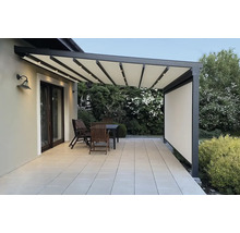 Terrasse mit Pergola, Sitzgruppe und seitlichem Sichtschutz