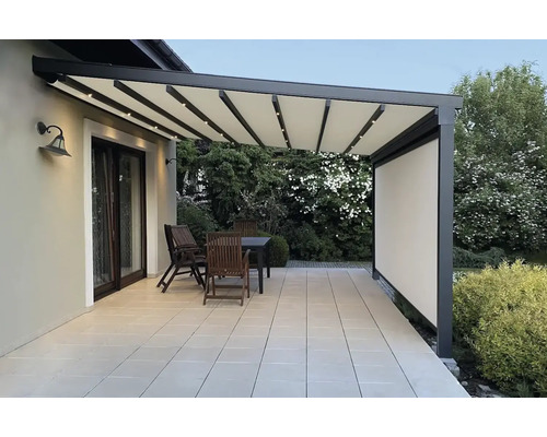 Terrasse mit Pergola, Sitzgruppe und seitlichem Sichtschutz