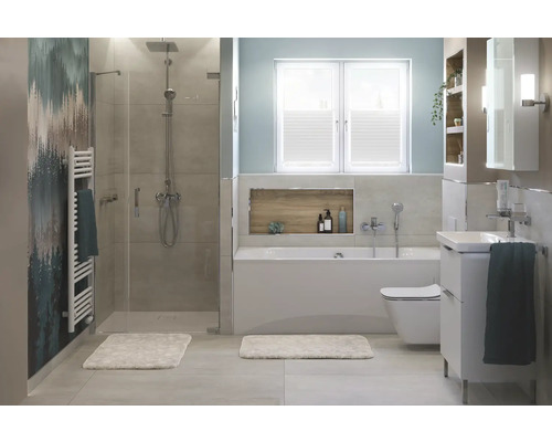 Helles Badezimmer mit Dusche, Badewanne, Waschbecken und Toilette.