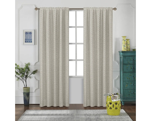 Innenraumansicht mit Fenster und beigen Vorhängen