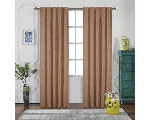 Zwei braune Vorhänge vor einem Fenster in einem Wohnzimmer.