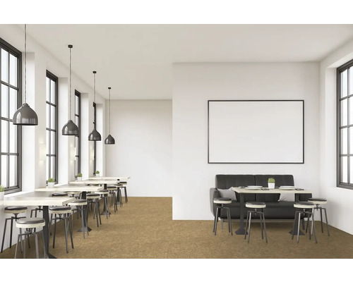 Innenraum eines Restaurants mit Tischen, Stühlen und Pendelleuchten