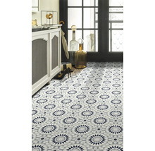 Dekorative Bodenfliesen mit geometrischem Muster in einem Badezimmer.