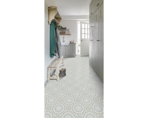 Eingangsbereich mit gemustertem Bodenbelag, Garderobe und Sitzbank