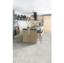 Helle Küche mit Kücheninsel, Barhockern und grauem Marmorboden