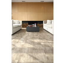 Heller Wohnraum mit Vinylboden in Steinoptik, Sofas und Kaminholz