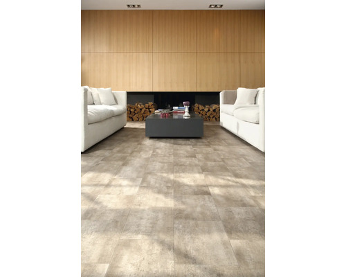 Heller Wohnraum mit Vinylboden in Steinoptik, Sofas und Kaminholz