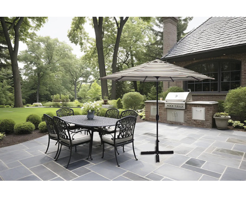 Gartenszene mit Esstisch, Stühlen, Sonnenschirm und Grill im Freien.