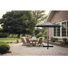 Terrasse mit Gartentisch, Stühlen und Sonnenschirm für den Außenbereich