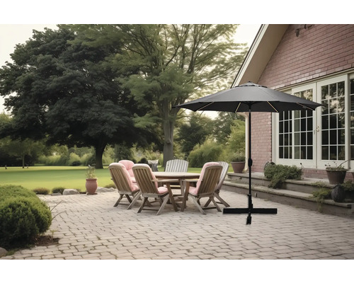 Terrasse mit Gartentisch, Stühlen und Sonnenschirm für den Außenbereich