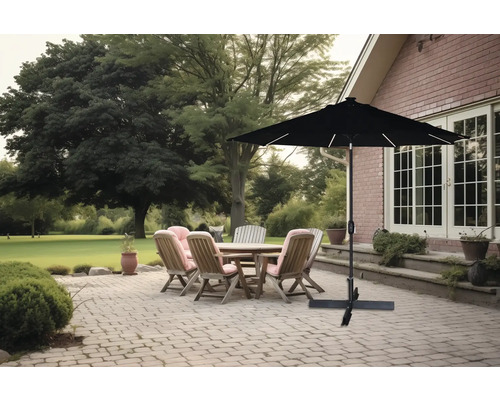 Gartenszene mit Terrassenmöbeln und Sonnenschirm