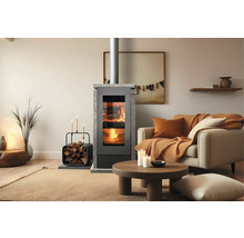 Wohnzimmer mit Kaminofen, Couch und Dekoration für gemütliche Atmosphäre