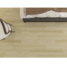 Ansicht eines hellen Holzbodens mit Bett und Stuhl.