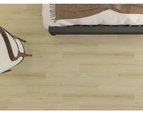 Ansicht eines hellen Holzbodens mit Bett und Stuhl.