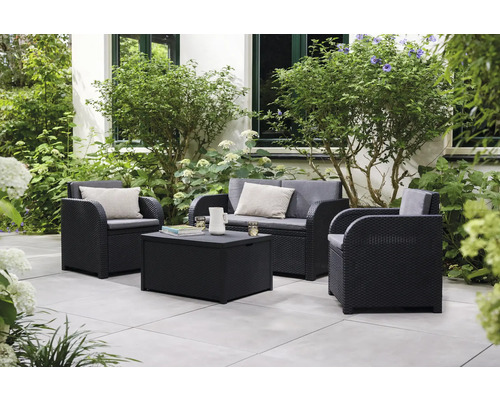 Gartenmöbelset mit zwei Sesseln, einem Zweisitzer und einem Tisch mit Stauraum auf einer Terrasse