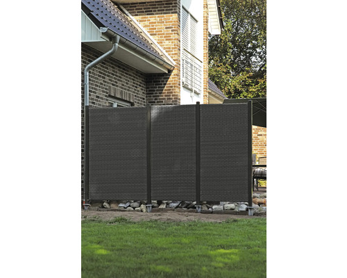 Gartenszene mit Sichtschutzzaun aus Rattan