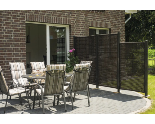 Terrasse mit Sitzgruppe und Sichtschutz