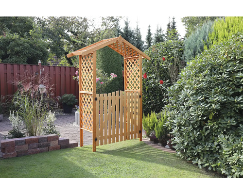 Holzgartenpforte mit Rankgitter im Garten