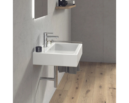 Modernes Badezimmer mit weißem Waschtisch, Armatur und Handtuchhalter