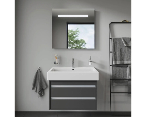 Modernes Badezimmer mit Waschtischunterschrank, Spiegel, Handtuchhalter und Accessoires.