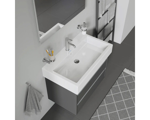 Waschbecken mit Unterschrank, Armatur, Seifenspender und Handtuchhalter im Badezimmer