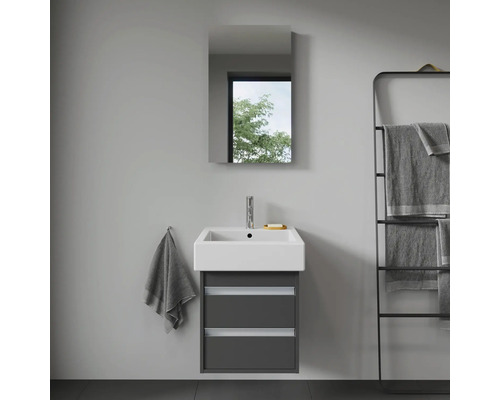 Badezimmer mit Waschbeckenunterschrank, Spiegel und Handtuchhalter