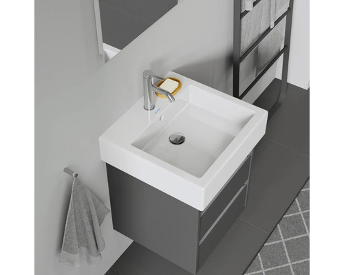 Modernes Badezimmer mit Waschbecken, Armatur, Seife und Handtuch