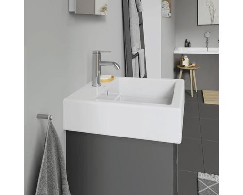 Modernes Badezimmer mit Waschbecken, Armatur und Handtuchhalter