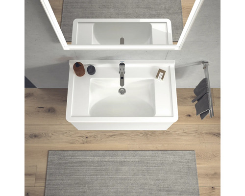 Badezimmer Waschbecken mit Armatur, Spiegel und Handtuchhalter in hellem Badezimmer