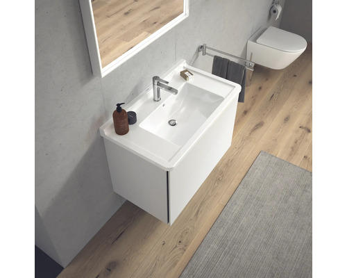 Badezimmer mit Waschbeckenunterschrank, Spiegel und Toilette