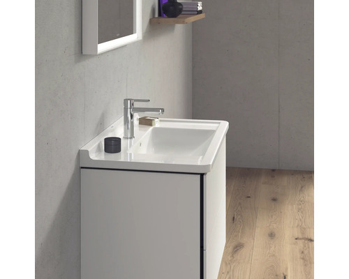 Waschtischkombination mit Waschbecken, Armatur und Unterschrank im modernen Badezimmer.